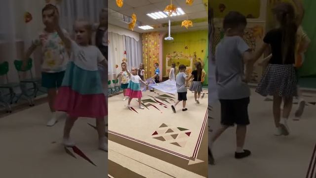 Танец «Осенняя фантазия» в комбинированной группе смотреть онлайн