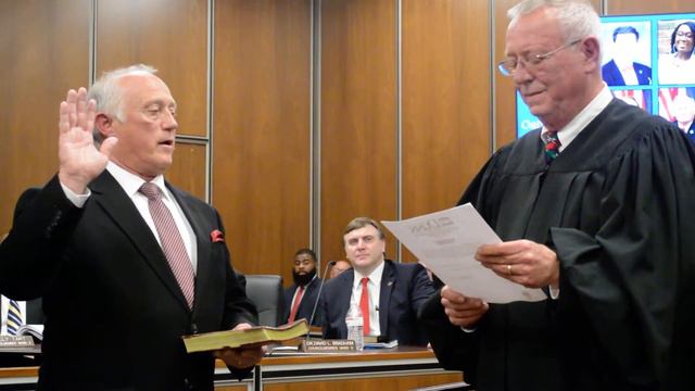 Judge Henry Willis swears in William Elmore Jr. as the new Mayor of Dunn. смотреть онлайн