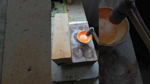 Работа ювелирной горелкой средней величины . смотреть онлайн
