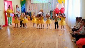 Выпускной 2023. Поздравление от младшей группы "Мы весёлые малышки"