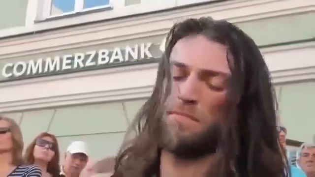 ВИРТУОЗ НА ГИТАРЕ НА УЛИЦЕ смотреть онлайн