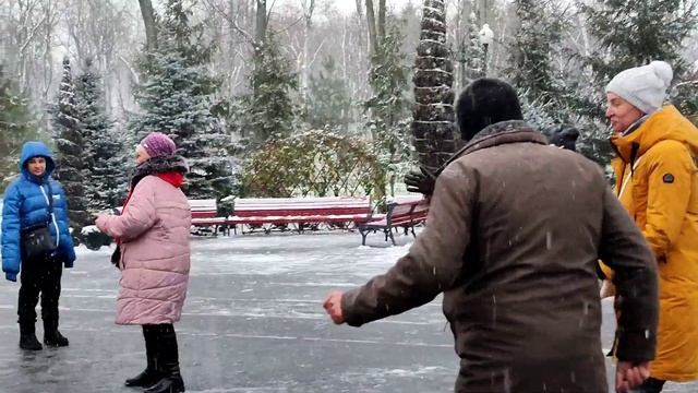 ШЛЁПАЛИ ШЛЁПКИ, МОИ ПЯТКИ!??/ТАНЦЫ В ПАРКЕ ГОРЬКОГО ХАРЬКОВ ДЕКАБРЬ 2021 смотреть онлайн