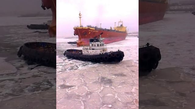 т/х "Mount MCKinney" . Акватория Ильичевского порта во льду. смотреть онлайн