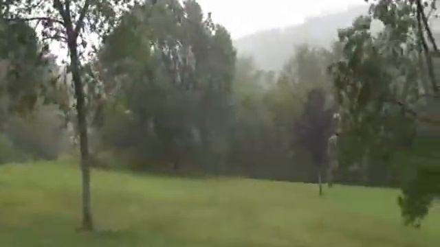 Бензогенератор под тентом во время бури с дождем смотреть онлайн