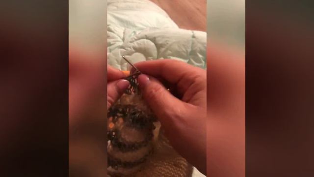 Манишка Каленсия левой рукой спицами (пелерина) смотреть онлайн