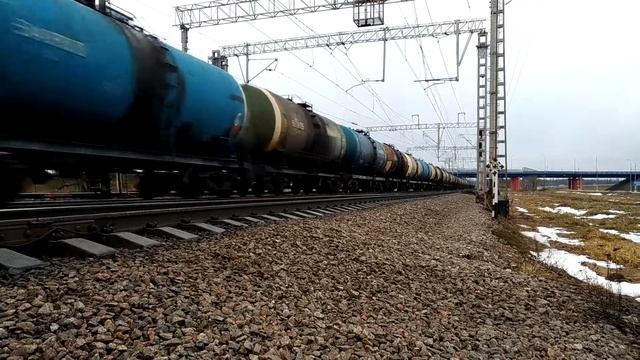 Электровоз ВЛ10 с грузовым поездом на станции Веймарн Октябрьской железной дороги. смотреть онлайн