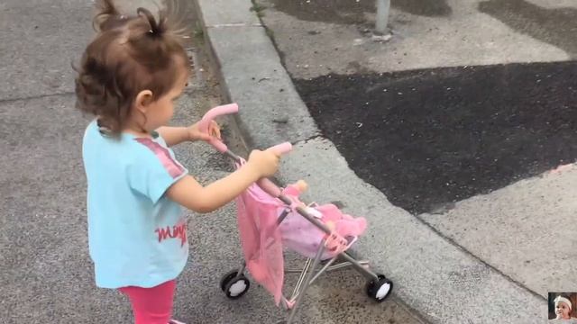 Прогулка с КОЛЯСКОЙ и Мороженое с Пупсиком/ Walking with Baby смотреть онлайн
