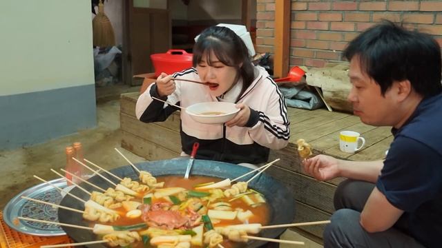 국물이 끝내줘요~? 솥뚜껑 빨간어묵 먹방 | 물떡, 유부주머니, 계란, 무, 꽃게 추가해서 더 맛있게 먹었어요! Spicy Sishcakes MUKBANG