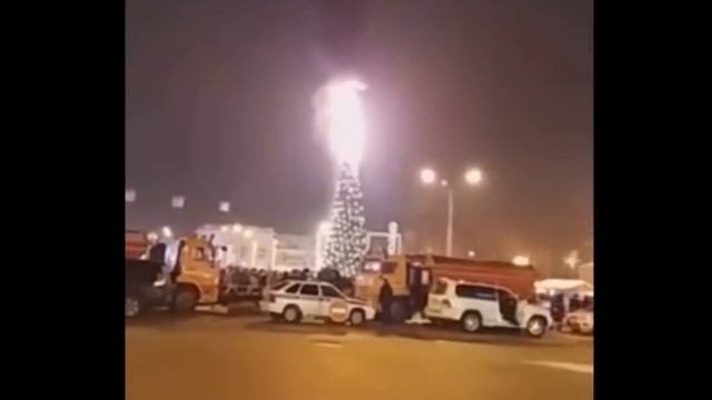 Горит Елка на площади Ленина 2018 ВОТ ЭТО ШОУ ПОЖАР смотреть онлайн