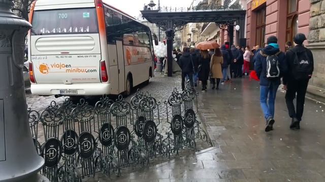 Парад з нагоди відкриття "Гранд Готелю" і сонна Періс Хілтон смотреть онлайн