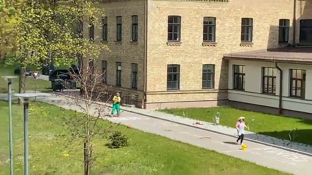 Выход есть всегда: Доктора-клоуны развлекают детей во время ЧС смотреть онлайн