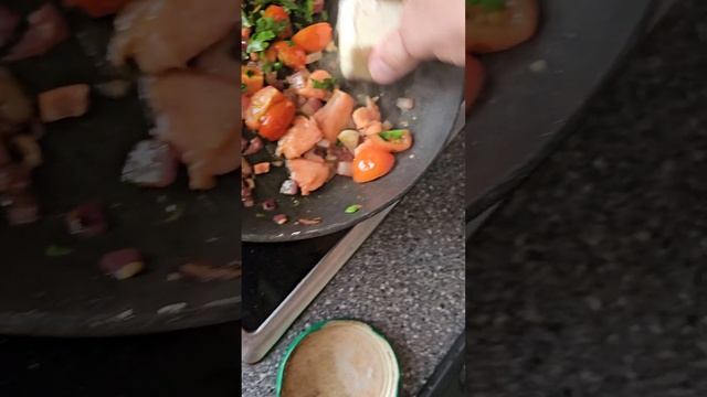 тальятелли с красной икрой и семгой.????