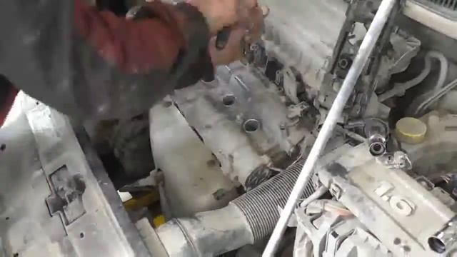 Вскрытие крышки двигателя  VolkswagenPolo  Пробег 14 000км