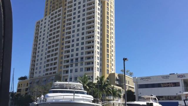 В центре города Форт Лодердейл ходит бесплатный катер для всех желающих смотреть онлайн