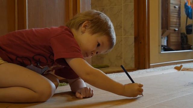 Глаша и папа красят картон из Икеи