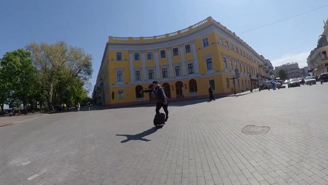 На одной ноге задом на моноколесе. Супикс 100v. смотреть онлайн