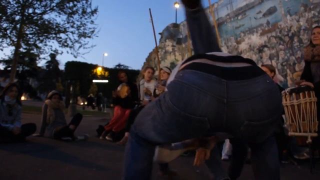 Teco & Jorge Fabio & Arueira - Capoeira Ginga Nagô Nantes - Roda de Rua смотреть онлайн