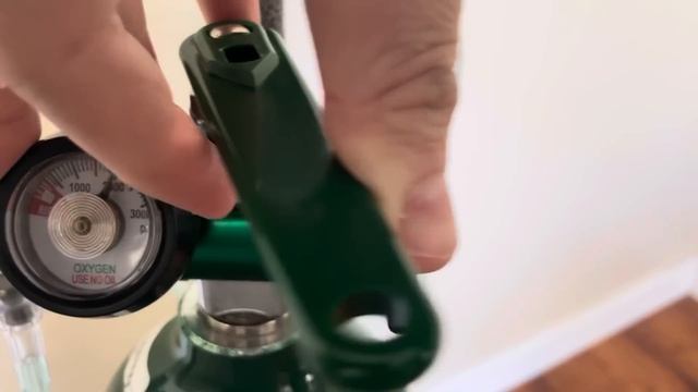 TURNING ON PORTABLE OXYGEN TANK смотреть онлайн