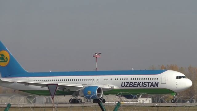 Аэропорт Домодедово. Самолёт Boeing 767-300ER, бортовой №: UK67007, а/к "Авиалинии Узбекистана".