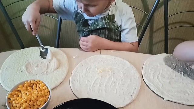 Печём пиццу??? Настя пришла в гости к Стёпе и Богдану, а значит будет что-то интересное! смотреть онлайн