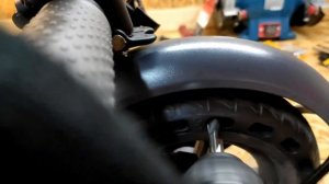 Электросамокат AOVO M365 pro. Сверлим отверстия в литых шинах для мягкости.