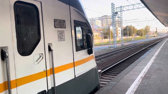 ЭП2Д-0007 сообщением Апрелевка-Крутое Прибывает на станцию Очаково и неправильно настроенное табло смотреть онлайн
