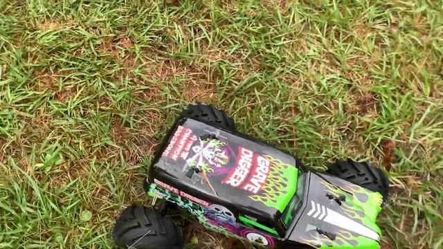 Axial Gravedigger SMT10 With JConcepts 2.2 Fling Kings!