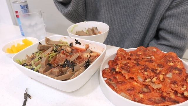 ENG ) VLOG 자취생 브이로그? 실패 없는 순두부 열라면 만들어 먹는 자취 일상 L 순두부 열라면, 묵사발, 김치전, 소 불고기, 치킨매니아 허니치킨?, 컵라면 볶음밥?