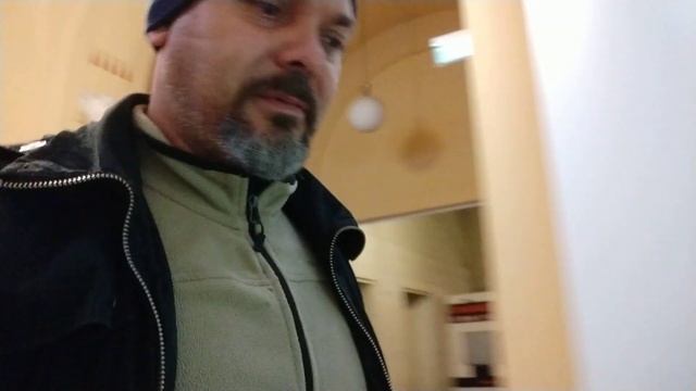 Катаюсь на эскалаторе. Ночной жд вокзал Праги) смотреть онлайн