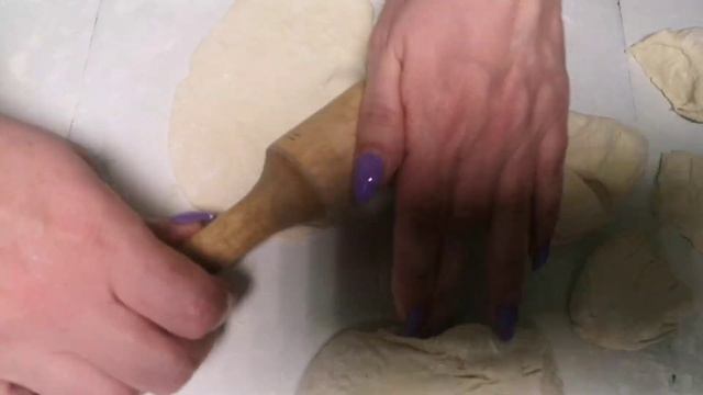 ПИРОЖКИ КАК ПУХ!!! САМА ПРОДАВЩИЦА ПИРОЖКОВ ПОДЕЛИЛАСЬ. ПИРОЖКИ с картошкой, КАРТОФЕЛЬНЫЕ ЛАПТИ смотреть онлайн