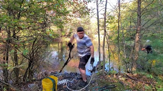 DIY Grappling Hook, Found Bullets & More In Gun Pond While Magnet Fishing смотреть онлайн