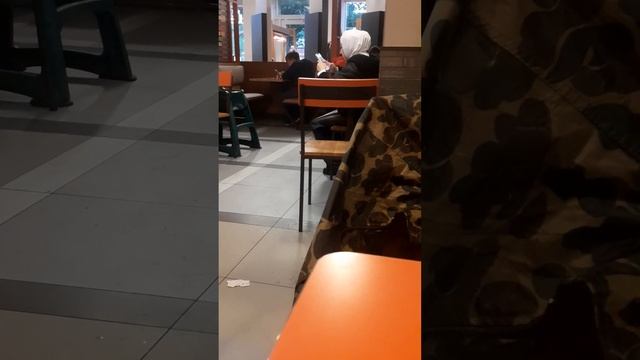 Женщина в чёрных кожаных штанах|брюках клеш|клёш. Woman in black leather pants|trouses bell-bottoms. смотреть онлайн