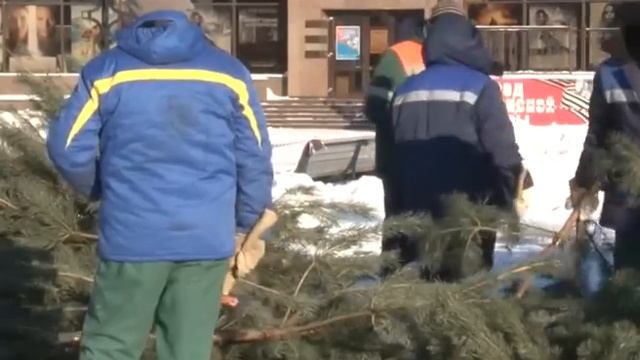 На городских площадях начали установку новогодних деревьев смотреть онлайн