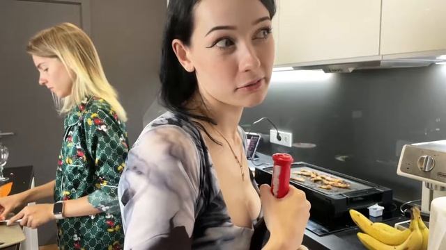 Заигрывает со зрителем смотреть онлайн