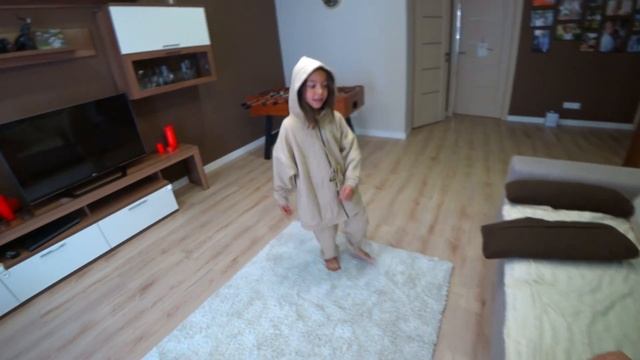 Влог: Примеряем покупки / Забрали детей и пошли гулять / Учим Максима кататься на беговеле смотреть онлайн