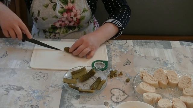 Бутерброды со шпротами и солёными огурцами | Наш любимый рецепт смотреть онлайн