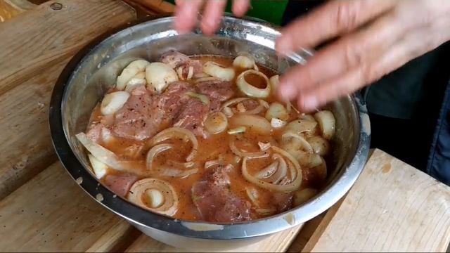 САМЫЙ ВКУСНЫЙ ШАШЛЫК НА МИНЕРАЛКЕ ИЗ СВИНИНЫ И КУРИЦЫ! 2 Самых Удачных Маринада Для Шашлыка! смотреть онлайн