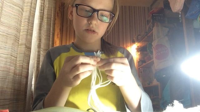 Делаем косички из ниток смотреть онлайн