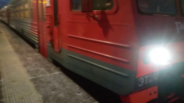 Электропоезд эт2м-042 Сообщением С.Петербург Ораниенбаум Отправляется с платформы Ленинский Проспек смотреть онлайн