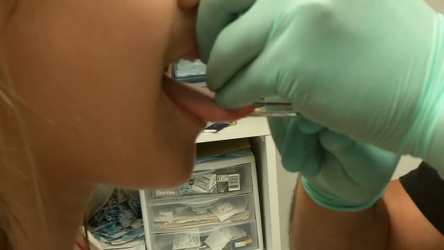 Patty Lewis - Getting My Tongue Pierced. смотреть онлайн