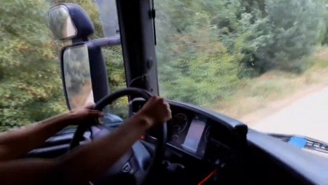 ПОКАТУШКИ НА ВЕЛИКАХ | ВСТРЕЧА С ГРУЗОВИКОМ | ПРЫЖКИ В ВОДУ смотреть онлайн