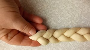 Простой способ соединения косичек на каравае.