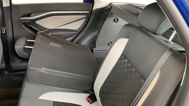 Яркая и динамичная LADA Vesta SW Cross смотреть онлайн