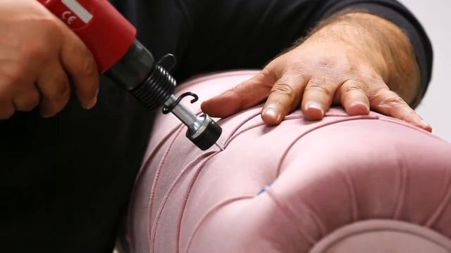 Как забивают гвозди, обтянутые тканью, гвоздезабивным пистолетом смотреть онлайн