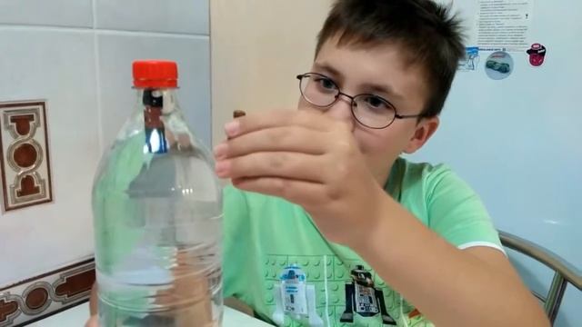 Фокус с водой: минифигурки Лего и мини кола | Левитация в бутылке с водой смотреть онлайн