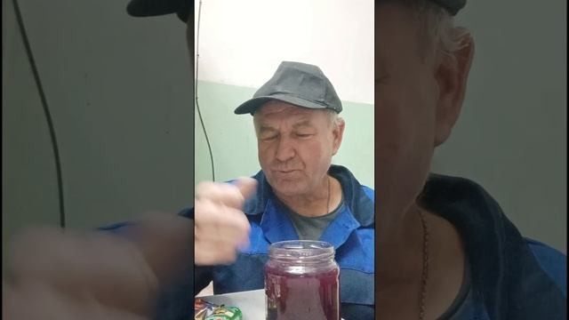 Пью компот с творожными сырками.