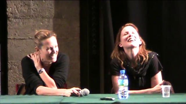 Laurel Holloman And Erin Daniels Answering Questions At TLW/QAF Paris Convention 6