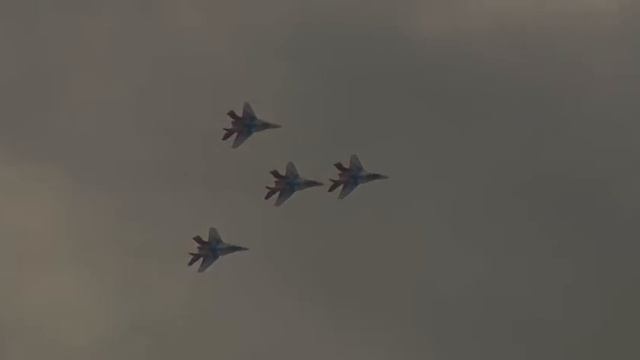 «Стрижи» выполнили самые сложные фигуры высшего пилотажа в небе над Жуковским смотреть онлайн