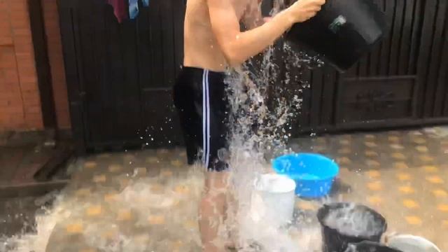 ОБЛИВАЕМСЯ ЛЕДЯНОЙ ВОДОЙ !!! смотреть онлайн