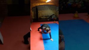 Комплекс упражнений по кроссфиту с собственным весом для бойца.